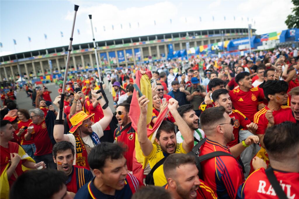 Spanische Fans bei der Fußball-Europameisterschaft vor dem Olypiastadion in Berlin, wo das EM-Finale stattfindet. Spanische Fans bei der Fußball-Europameisterschaft vor dem Olypiastadion in Berlin, wo das EM-Finale stattfindet.