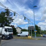 Der Verkehr an der T-Kreuzung Letmather Straße/Ruhrtalstraße in Schwerte-Ergste wird durch eine Baustellenampel geregelt.