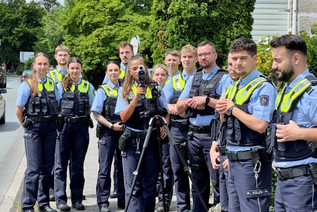 Polizeianwärter werden am Donnerstag (11. Juli) am Verkehrsring in Unna an einem Lasergerät für die Geschwindigkeitskotrolle geschult.