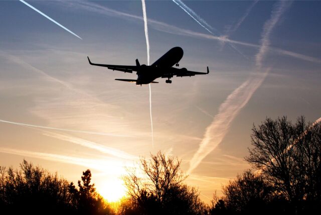 Ein Flugzeug am Himmel (Symbolbild)