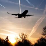 Ein Flugzeug am Himmel (Symbolbild)