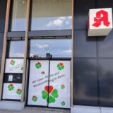 Außenschuss einer geschlossenen Apotheke. Die Fenster sind komplett verklebt.