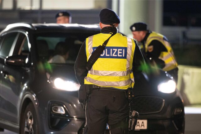 Polizisten kontrollieren Auto