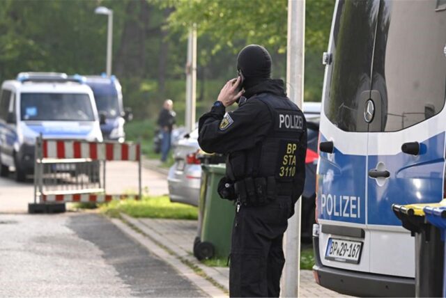 Polizisten durchsuchen Wohnungen und Häuser im Rahmen einer Razzia gegen Schleuserkriminalität.