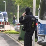 Polizisten durchsuchen Wohnungen und Häuser im Rahmen einer Razzia gegen Schleuserkriminalität.