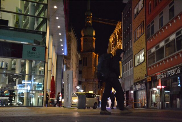 Die Brückstraße abends (Archivbild).