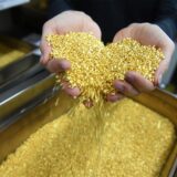 Goldgranulat, das einen Feingoldgehalt von 99,99 Prozent hat, rieselt bei der Firma Allgemeine Gold- und Silberscheideanstalt AG Agosi in Pforzheim (Baden-Württemberg) durch zwei Hände.