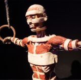 Links im Bild ist ein Plastinat aus der Körperwelten-Ausstellung zu sehen, rechts die Recklinghäuserin Monika Lange-Mattheus