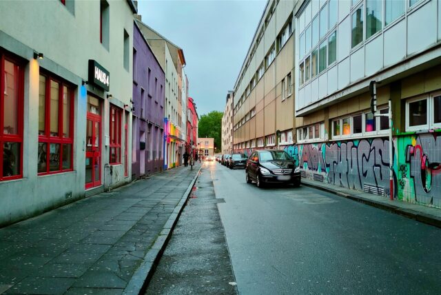 Autos stehen in der Linienstraße in Dortmund.