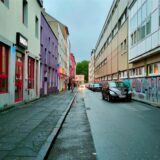 Autos stehen in der Linienstraße in Dortmund.