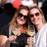 Zwei Frauen mit Weingläsern beim Feierabendmarkt in Dortmund