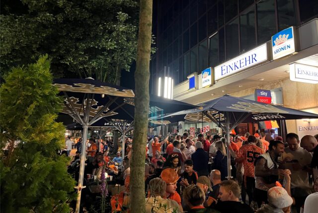 Vor der Kneipe „Einkehr“ an der Hansastraße haben sich am Mittwochabend noch viele Fans versammelt. Viele Kneipen und Bars hatten kurz nach dem Spiel aber schon geschlossen.