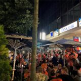 Vor der Kneipe „Einkehr“ an der Hansastraße haben sich am Mittwochabend noch viele Fans versammelt. Viele Kneipen und Bars hatten kurz nach dem Spiel aber schon geschlossen.