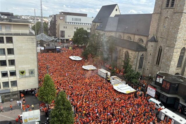 Auf der Kampstraße vor der Reinoldikirche haben tausende niederländische Fans gefeiert. Genug Toiletten gab es aber offenbar nicht für die Anzahl an Menschen. An vielen Stellen in der Stadt roch es nach Urin.