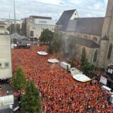 Auf der Kampstraße vor der Reinoldikirche haben tausende niederländische Fans gefeiert. Genug Toiletten gab es aber offenbar nicht für die Anzahl an Menschen. An vielen Stellen in der Stadt roch es nach Urin.