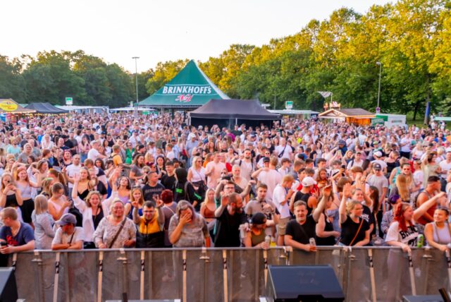 Eine Menschenmenge steht vor der Alternative Stage beim Brunnenfestival in Lünen.