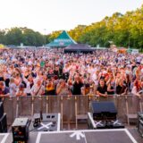 Eine Menschenmenge steht vor der Alternative Stage beim Brunnenfestival in Lünen.