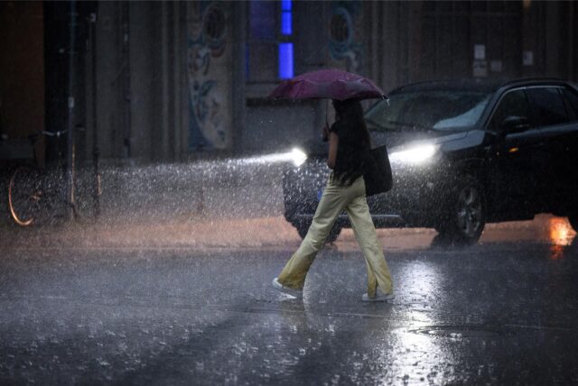 Frau läuft durch Regen