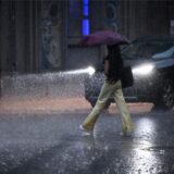 Frau läuft durch Regen