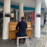 Ein Mann spielt Klavier vor dem Kaufhaus Schnückel an der Massener Straße in Unna.