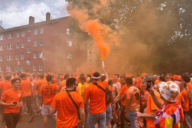 Niederländische Fans zündeten beim Fanmarsch immer wieder Pyrotechnik und Rauchtöpfe und lösten damit Brandmeldeanlagen am Rande des Fanmarsches aus. Die Feuerwehr musste mehrfach ausrücken.