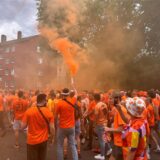 Niederländische Fans zündeten beim Fanmarsch immer wieder Pyrotechnik und Rauchtöpfe und lösten damit Brandmeldeanlagen am Rande des Fanmarsches aus. Die Feuerwehr musste mehrfach ausrücken.