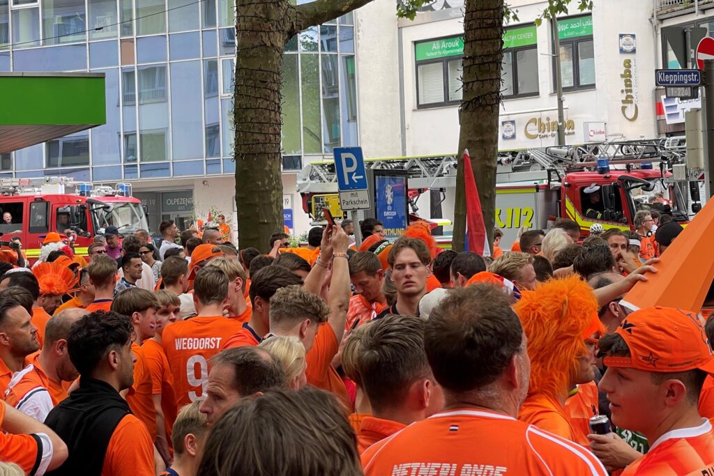 Am Rande des niederländischen Fanmarsches waren immer wieder auch Fahrzeuge der Feuerwehr zu beobachten. Am Rande des niederländischen Fanmarsches waren immer wieder auch Fahrzeuge der Feuerwehr zu beobachten.
