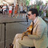 Lucas Rieger spielt beim Straßenmusikfest unter der B233-Brücke in Kamen