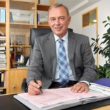 Werner Kolter auf einem Archivbild in seinem damaligen Büro.