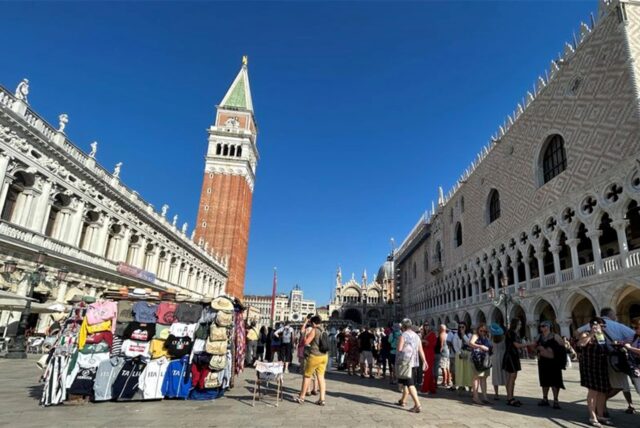 Touristen sind in der Altstadt von Venedig.