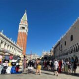 Touristen sind in der Altstadt von Venedig.