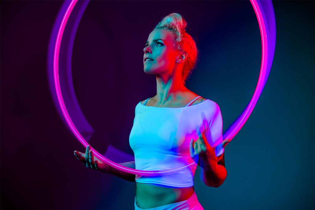 Lisa Lottie mit Hula-Hoops. Lisa Lottie mit Hula-Hoops.