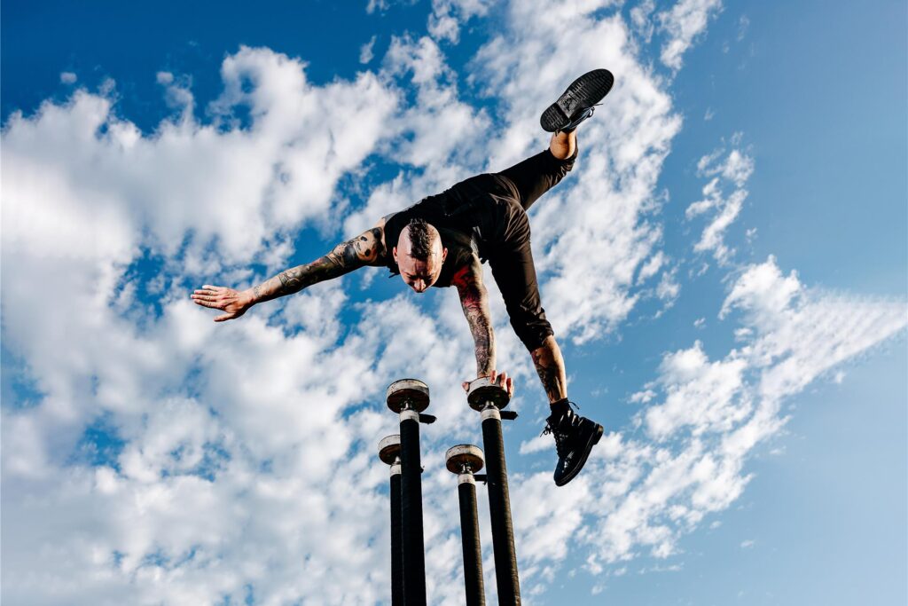 Reuben DotDotDot ist Balance-Künstler. Reuben DotDotDot ist Balance-Künstler.