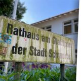 Links ist das Rathaus am Stadtpark zu sehen, rechts Kenan Yildiz, Erster Beigeordneter der Stadt Schwerte.
