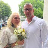 Jenny und Markus Riebe stehen frisch getraut am Rathaus in Schwerte.