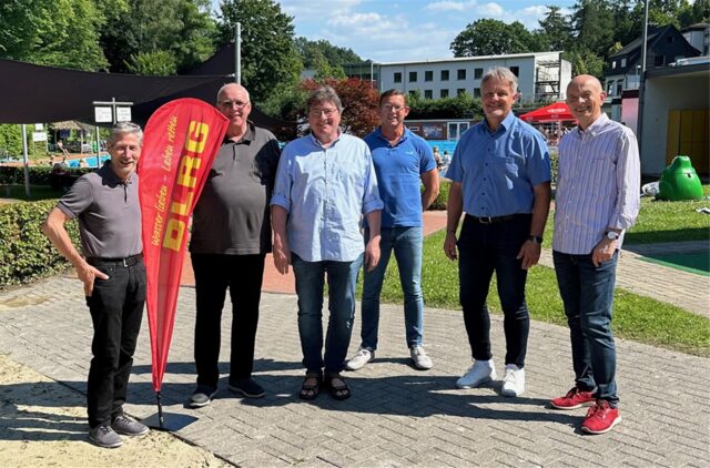 (v.l.) Heribert Schönauer (Vorsitzender der DLRG Fröndenberg), Ekkehard George (Beirat der Stiftung), Klaus Bathen (Kuratoriumsmitglied), Dirk Jürgens (Bäderleiter), Alexander Loipfinger (Stadtwerkegeschäftsführe), Detlev Menges (Kuratoriumsmitglied) stehen am Löhnbad