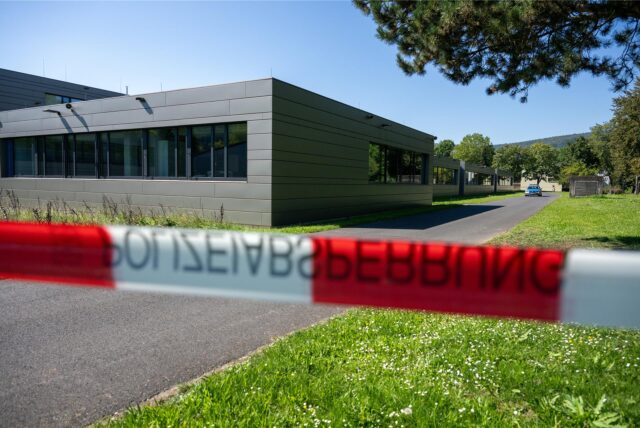 Ein Absperrband mit der Aufschrift „Polizeiabsperrung“ grenzt einen Tatort ab.