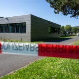 Ein Absperrband mit der Aufschrift „Polizeiabsperrung“ grenzt einen Tatort ab.