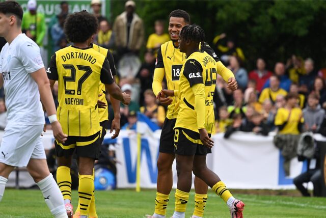 Felix Nmecha jubelt gemeinsam mit Jamie Bynoe-Gittens.