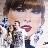 Giorgia Zampetti (l) und Tommaso Zampetti, Taylor Swift-Fans aus Italien, fotografieren sich vor einem neuen Wandgemälde, das zusammen mit den Swiftie Steps im Wembley Park enthüllt wurde, während der Weltstar ihre erste Londoner Show startet.
