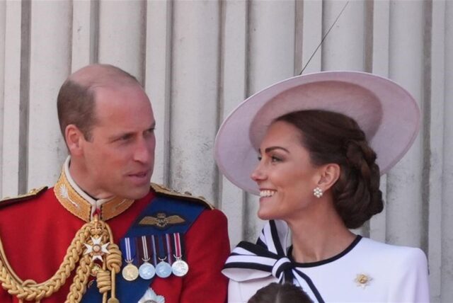 Prinz William, Prince of Wales, und Kate, Princess of Wales, blicken sich an auf dem Balkon des Buckingham Palastes bei der Flugschau im Anschluss an die «Trooping the Colour»-Zeremonie, mit der König Charles seinen offiziellen Geburtstag feiert.