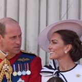 Prinz William, Prince of Wales, und Kate, Princess of Wales, blicken sich an auf dem Balkon des Buckingham Palastes bei der Flugschau im Anschluss an die «Trooping the Colour»-Zeremonie, mit der König Charles seinen offiziellen Geburtstag feiert.