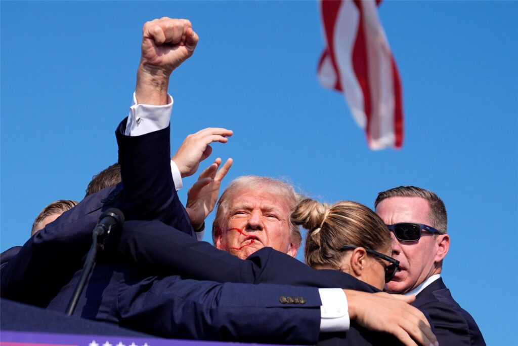 Trump hebt beim Abgang auf der Bühne seine Faust. Trump hebt beim Abgang auf der Bühne seine Faust.