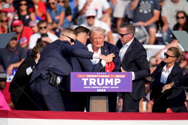 Agenten des US-Geheimdienstes Secret Service helfen dem republikanischen Präsidentschaftsbewerber und ehemaligen US-Präsidenten Donald Trump von der Bühne bei einer Wahlkampfveranstaltung in Butler, Pennsylvania.