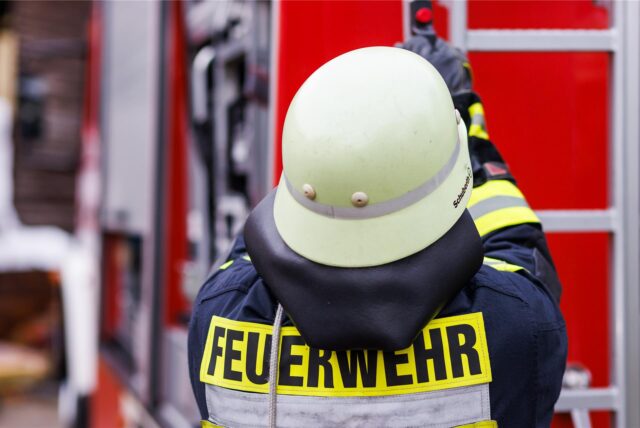 Ein Feuerwehrmann am Einsatzwagen (Symbolbild).