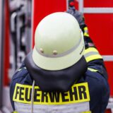 Ein Feuerwehrmann am Einsatzwagen (Symbolbild).