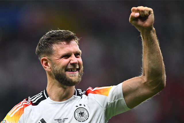 Niclas Füllkrug jubelt und streckt den linken Arm in die Luft.