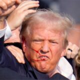 Der republikanische Präsidentschaftsbewerber und ehemalige US-Präsident Donald Trump gestikuliert, während er von Agenten des US-Geheimdienstes Secret Service umringt wird, die ihm bei einer Wahlkampfveranstaltung von der Bühne helfen.