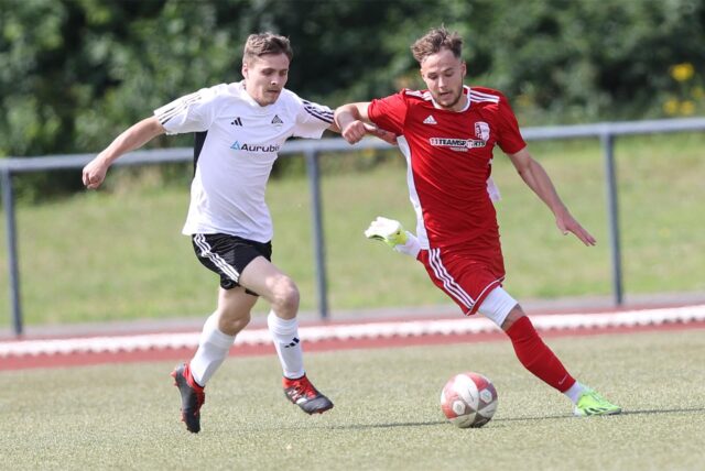 Adam Surmiak vom VfB Lünen im Zweikampf.
