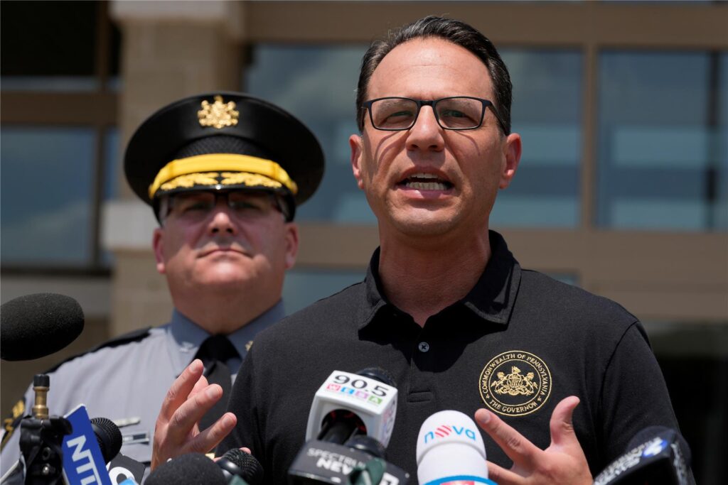 Josh Shapiro (r.), Gouverneur von Pennsylvania, spricht während einer Pressekonferenz in Butler über den Attentatsversuch auf den ehemaligen US-Präsidenten Trump. Josh Shapiro (r.), Gouverneur von Pennsylvania, spricht während einer Pressekonferenz in Butler über den Attentatsversuch auf den ehemaligen US-Präsidenten Trump.